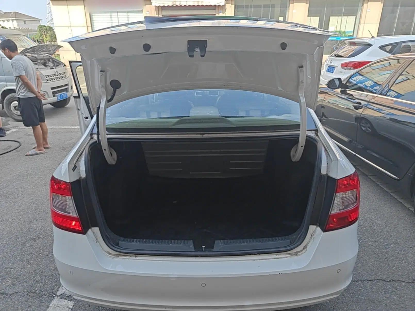 Skoda Rapid 2015 1.6L Automatic Smart Selection Model — миниатюра 22