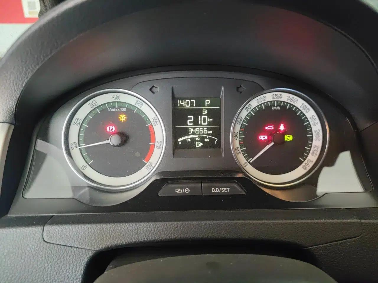 Skoda Rapid 2018 1.6L Automatic Comfort Edition — миниатюра 11