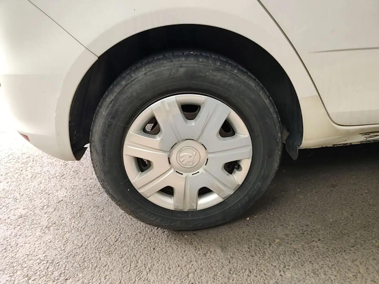 Skoda Fabia 2014 1.4L Automatic Crystal Edition — миниатюра 11