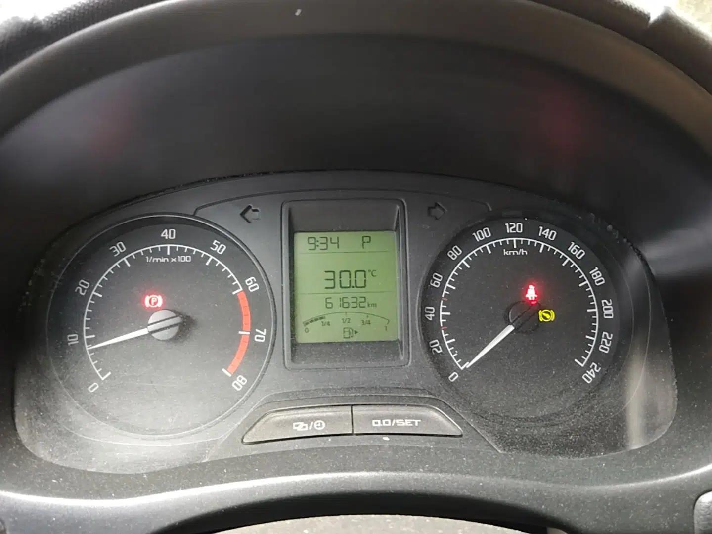 Skoda Fabia 2014 1.4L Automatic Crystal Edition — миниатюра 14