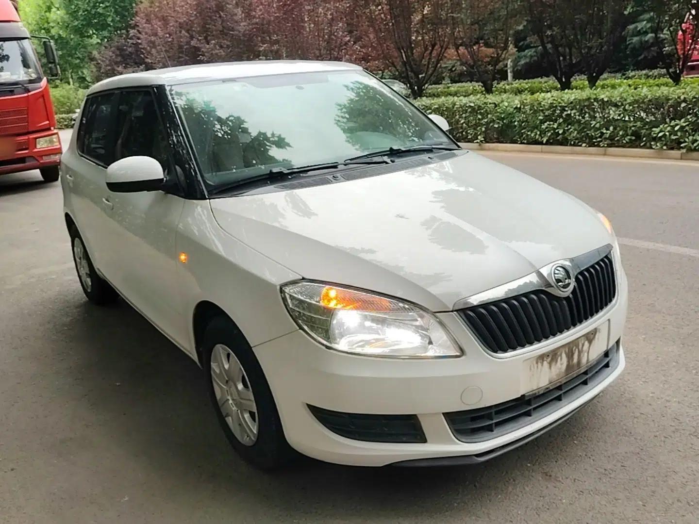 Skoda Fabia 2014 1.4L Automatic Crystal Edition — миниатюра 3