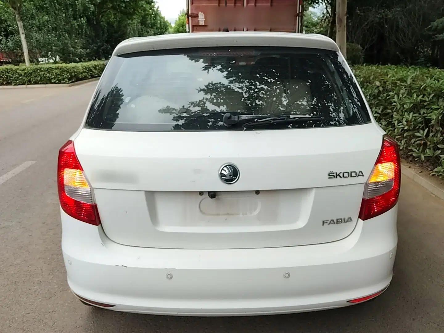 Skoda Fabia 2014 1.4L Automatic Crystal Edition — миниатюра 5