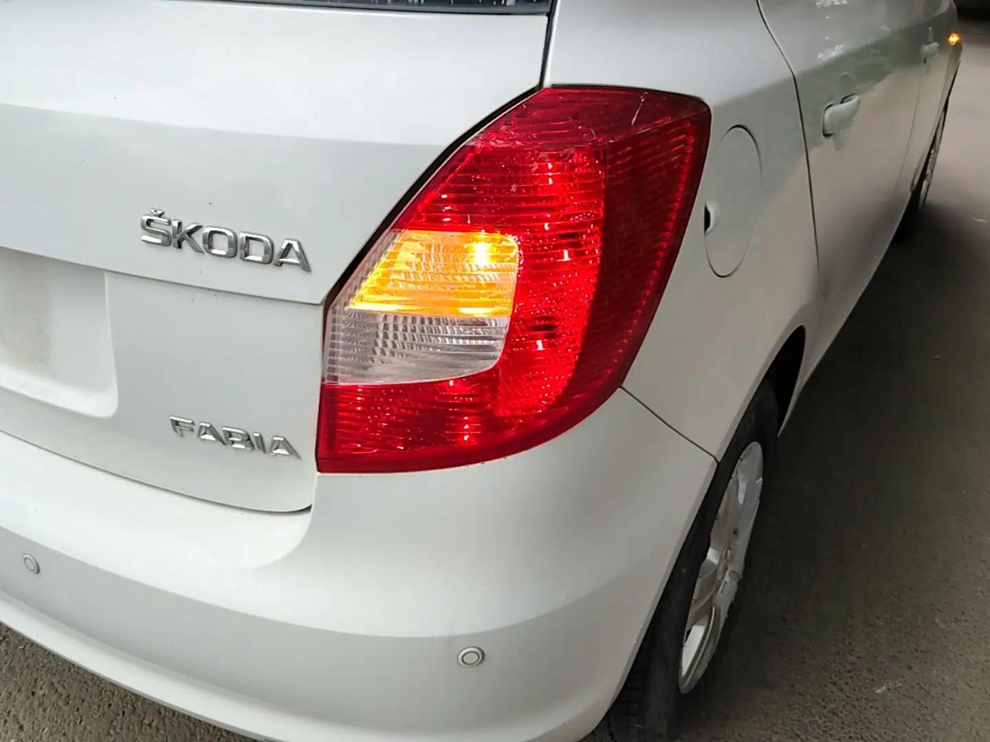 Skoda Fabia 2014 1.4L Automatic Crystal Edition — миниатюра 9