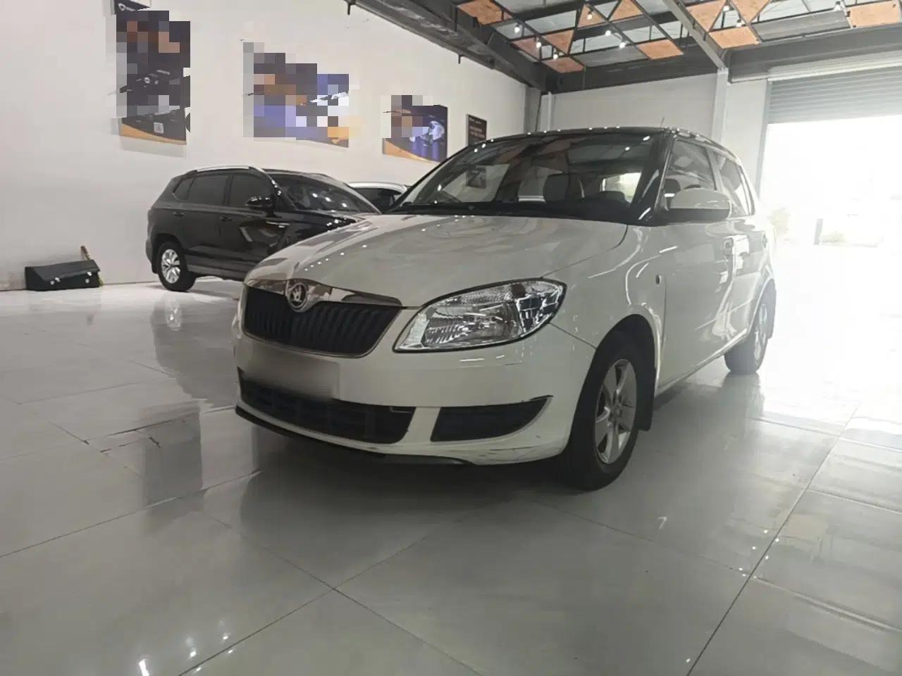 Skoda Fabia 2014 1.4L Manual Crystal Edition — миниатюра 1