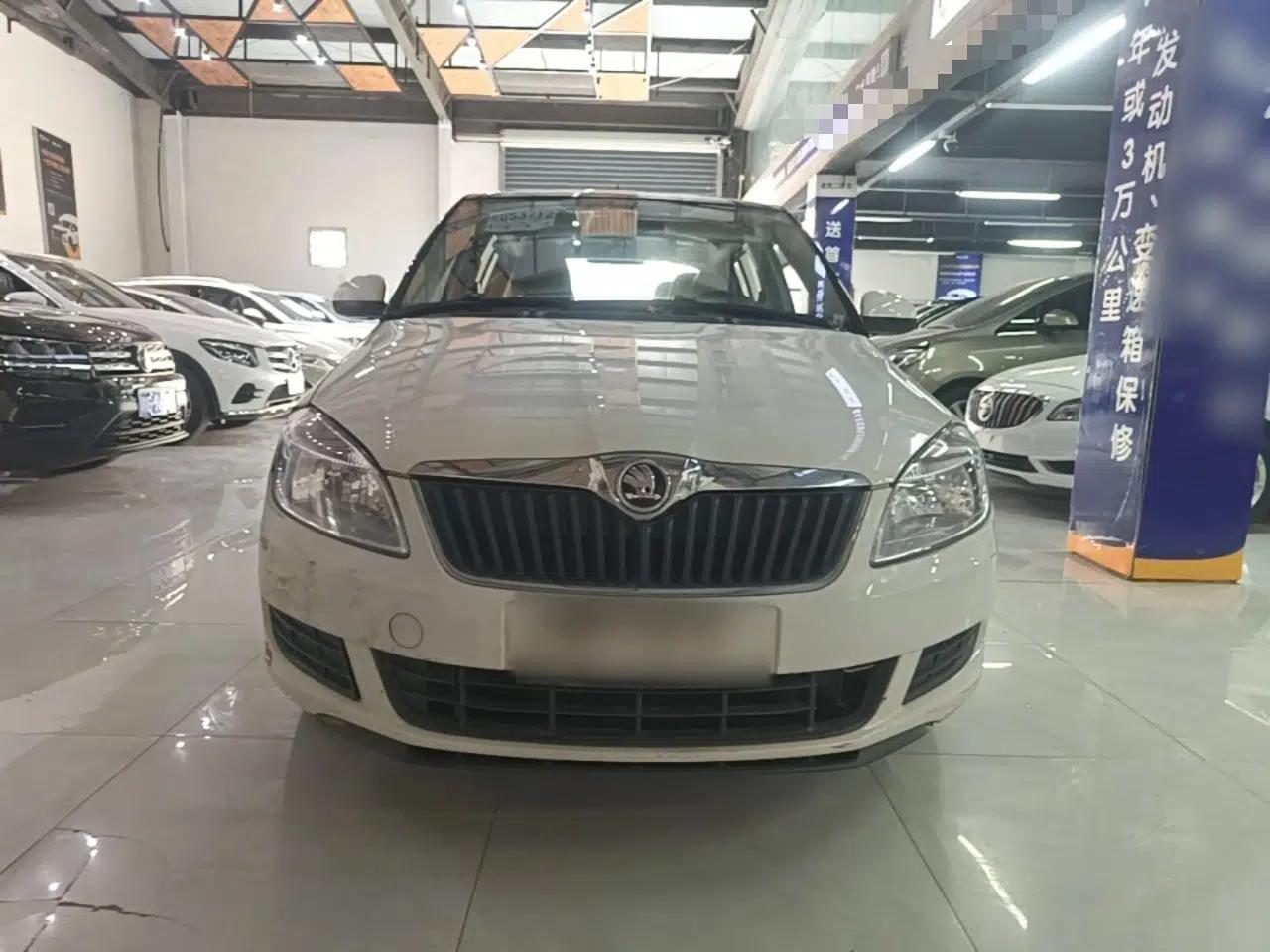 Skoda Fabia 2014 1.4L Manual Crystal Edition — миниатюра 2