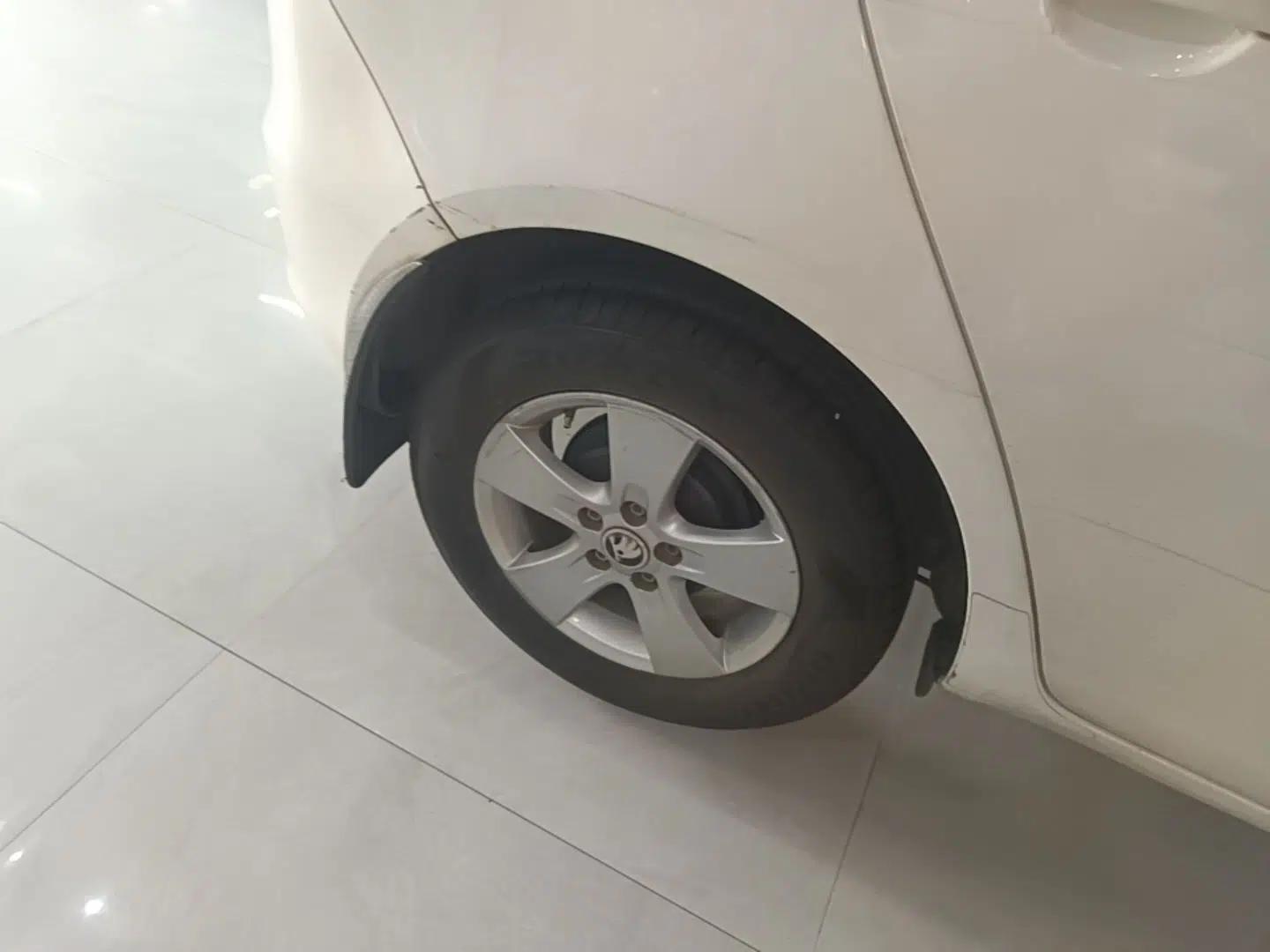 Skoda Fabia 2014 1.4L Manual Crystal Edition — миниатюра 11