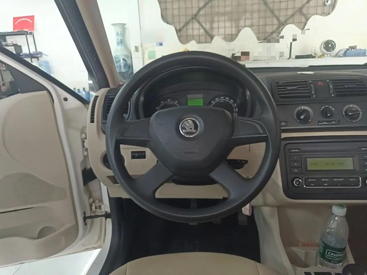Skoda Fabia 2014 1.4L Manual Crystal Edition — миниатюра 13