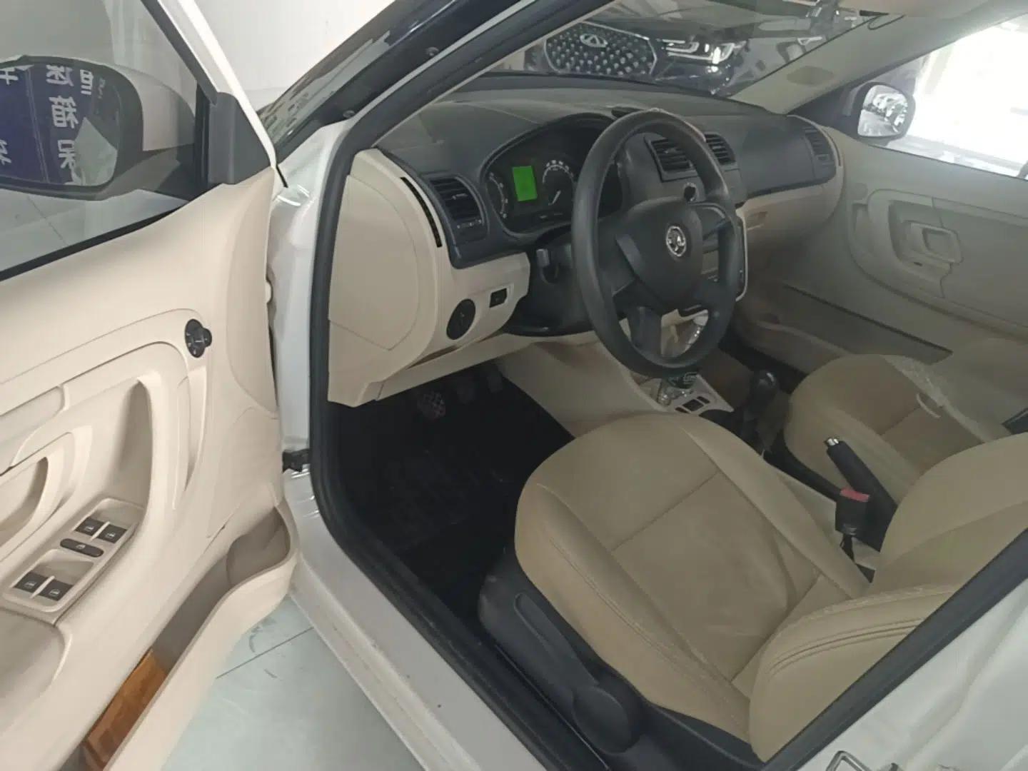 Skoda Fabia 2014 1.4L Manual Crystal Edition — миниатюра 18
