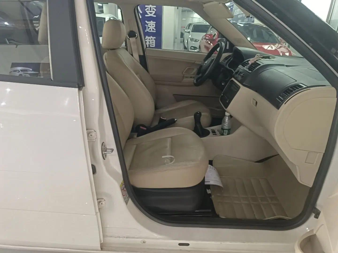 Skoda Fabia 2014 1.4L Manual Crystal Edition — миниатюра 19