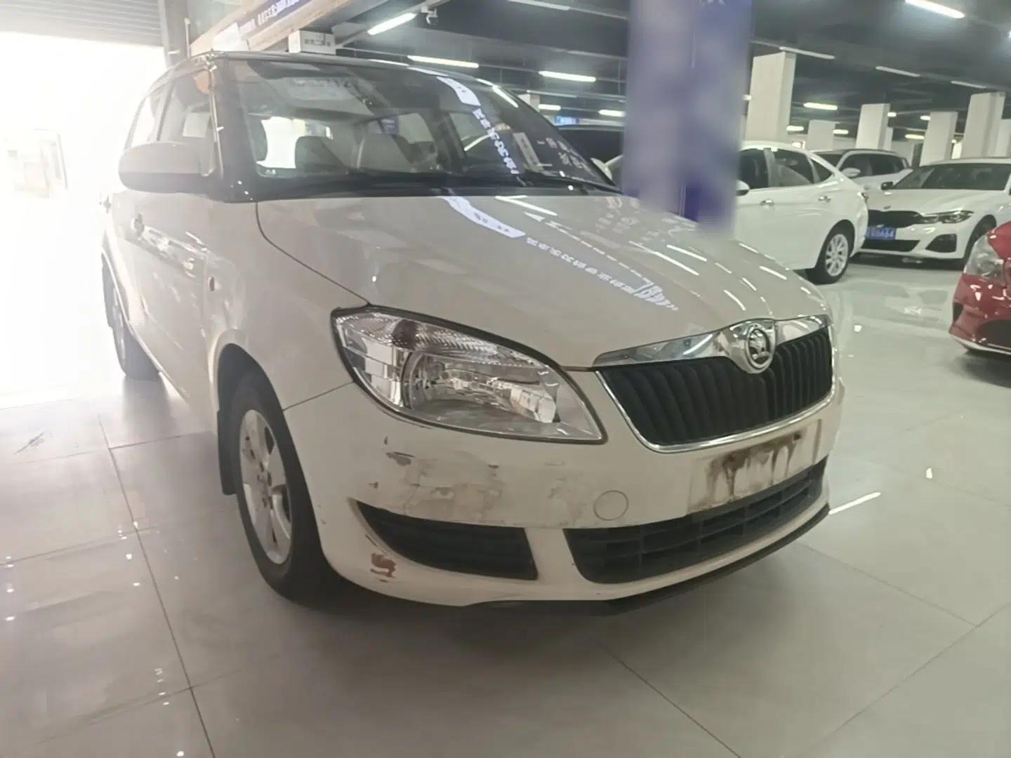 Skoda Fabia 2014 1.4L Manual Crystal Edition — миниатюра 3