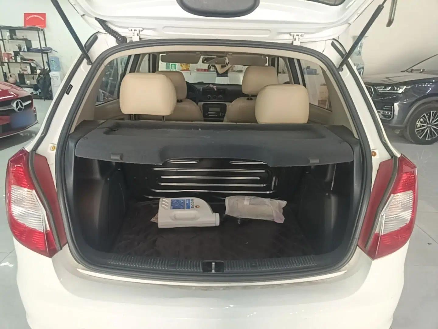 Skoda Fabia 2014 1.4L Manual Crystal Edition — миниатюра 22
