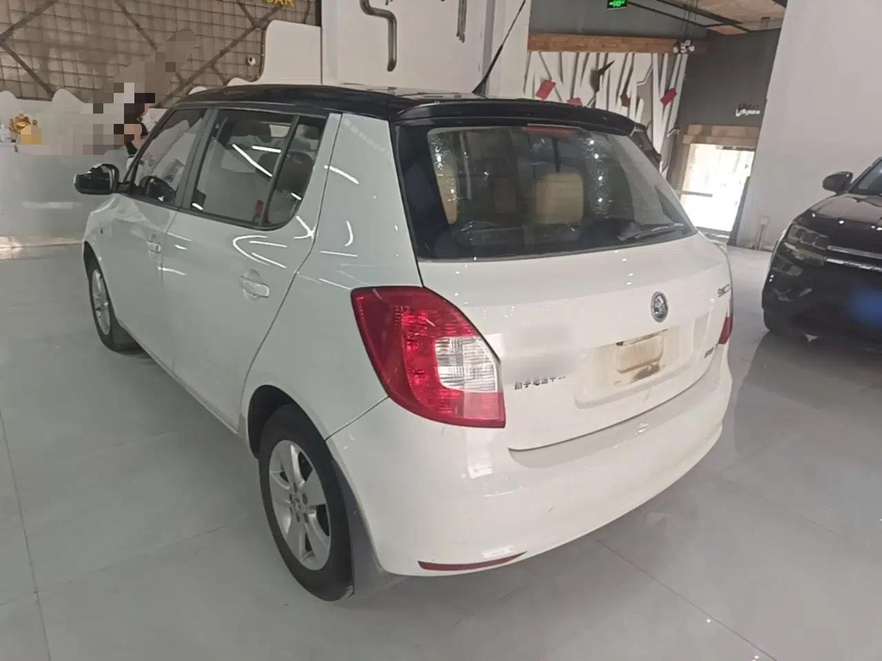 Skoda Fabia 2014 1.4L Manual Crystal Edition — миниатюра 4