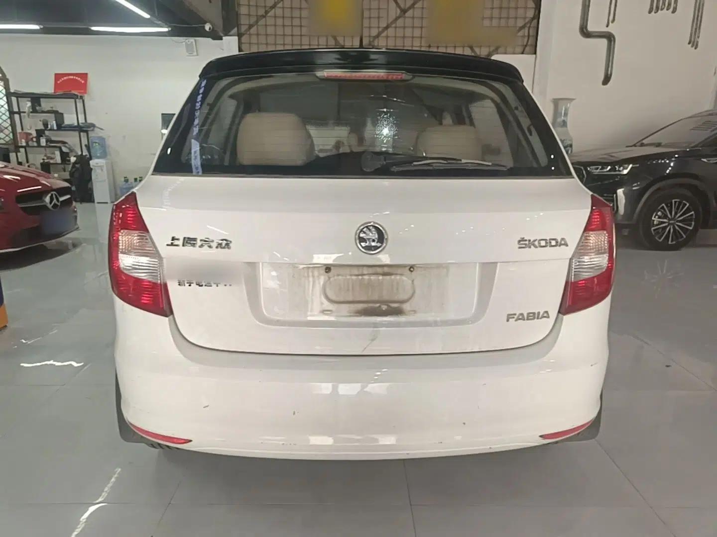 Skoda Fabia 2014 1.4L Manual Crystal Edition — миниатюра 5