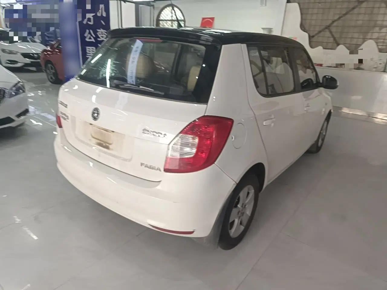 Skoda Fabia 2014 1.4L Manual Crystal Edition — миниатюра 6