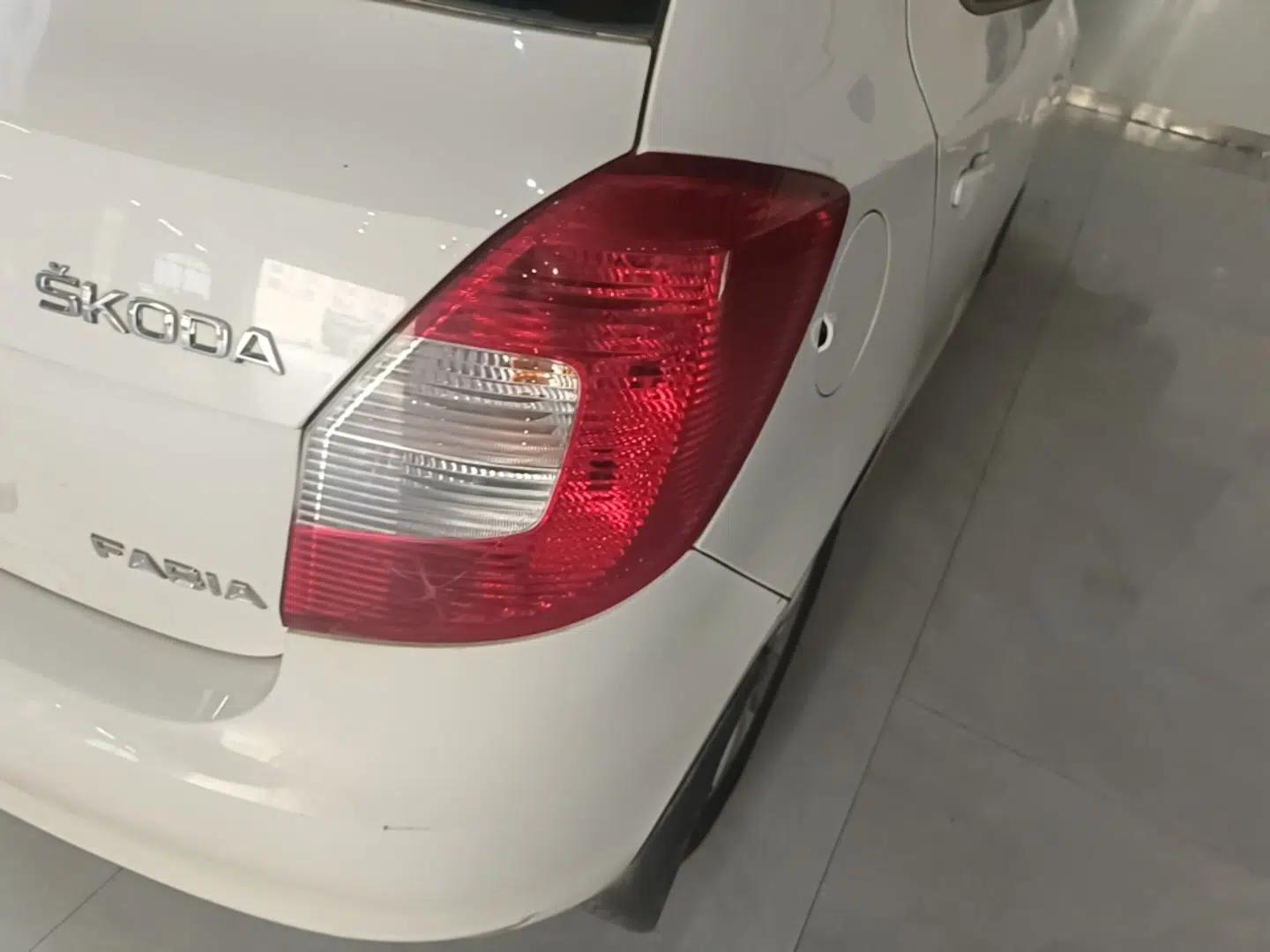 Skoda Fabia 2014 1.4L Manual Crystal Edition — миниатюра 9