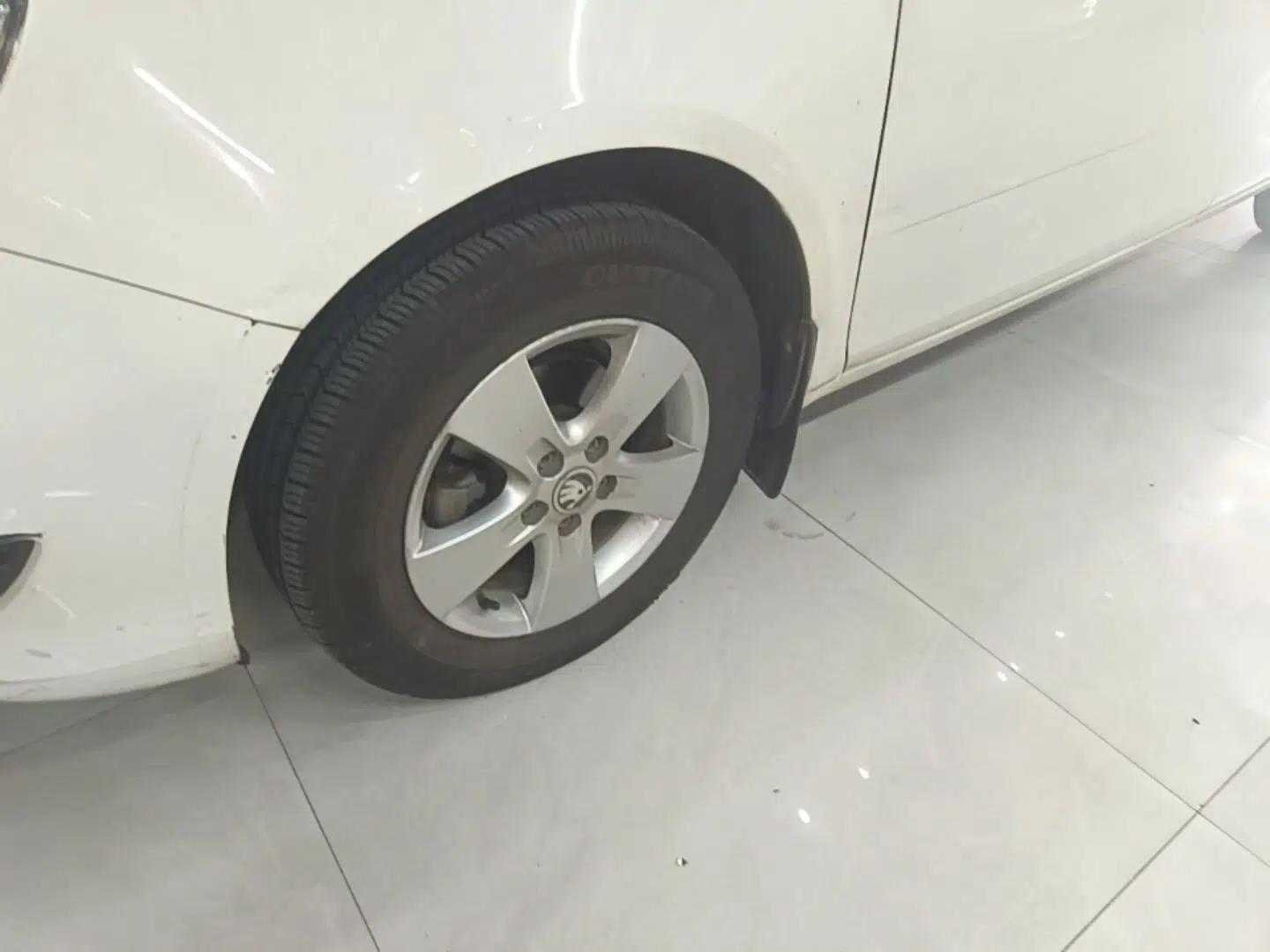 Skoda Fabia 2014 1.4L Manual Crystal Edition — миниатюра 10