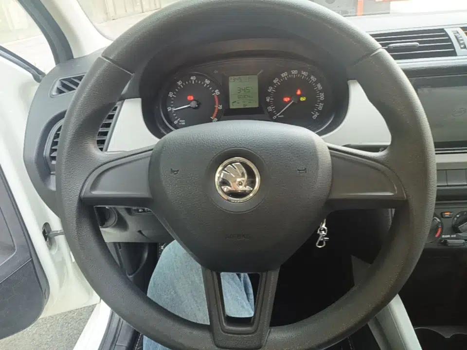 Skoda Fabia 2016 1.4L Automatic Car Enjoy Edition — миниатюра 13