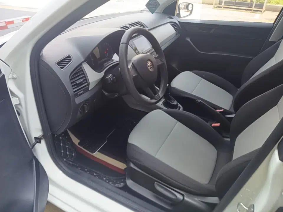 Skoda Fabia 2016 1.4L Automatic Car Enjoy Edition — миниатюра 18