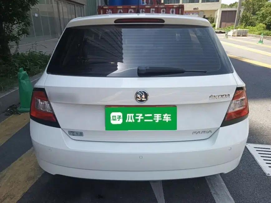 Skoda Fabia 2016 1.4L Automatic Car Enjoy Edition — миниатюра 5