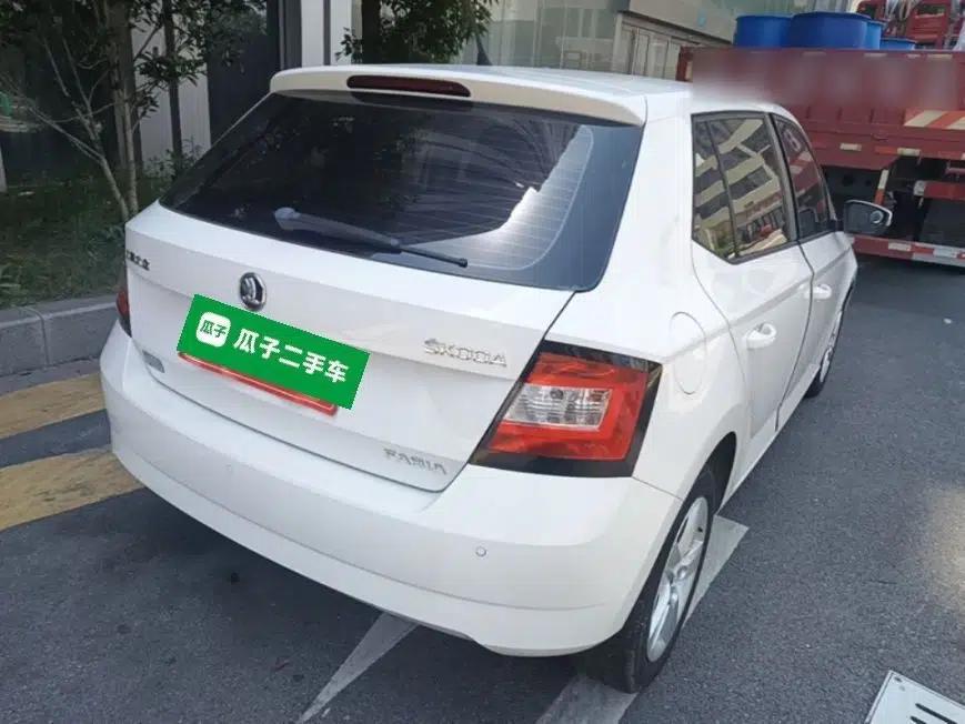 Skoda Fabia 2016 1.4L Automatic Car Enjoy Edition — миниатюра 6