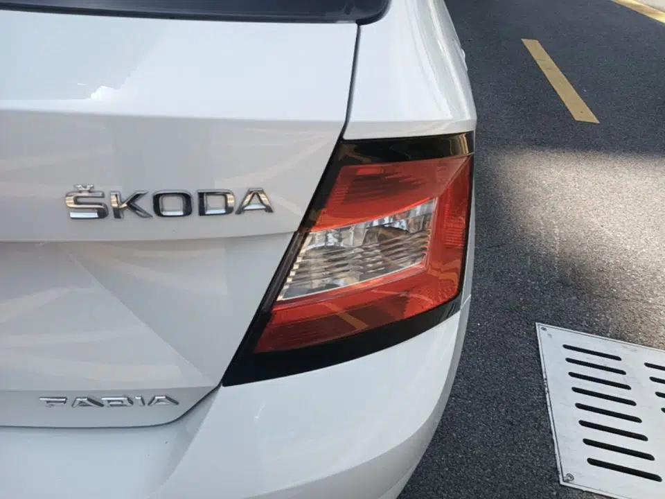 Skoda Fabia 2016 1.4L Automatic Car Enjoy Edition — миниатюра 9