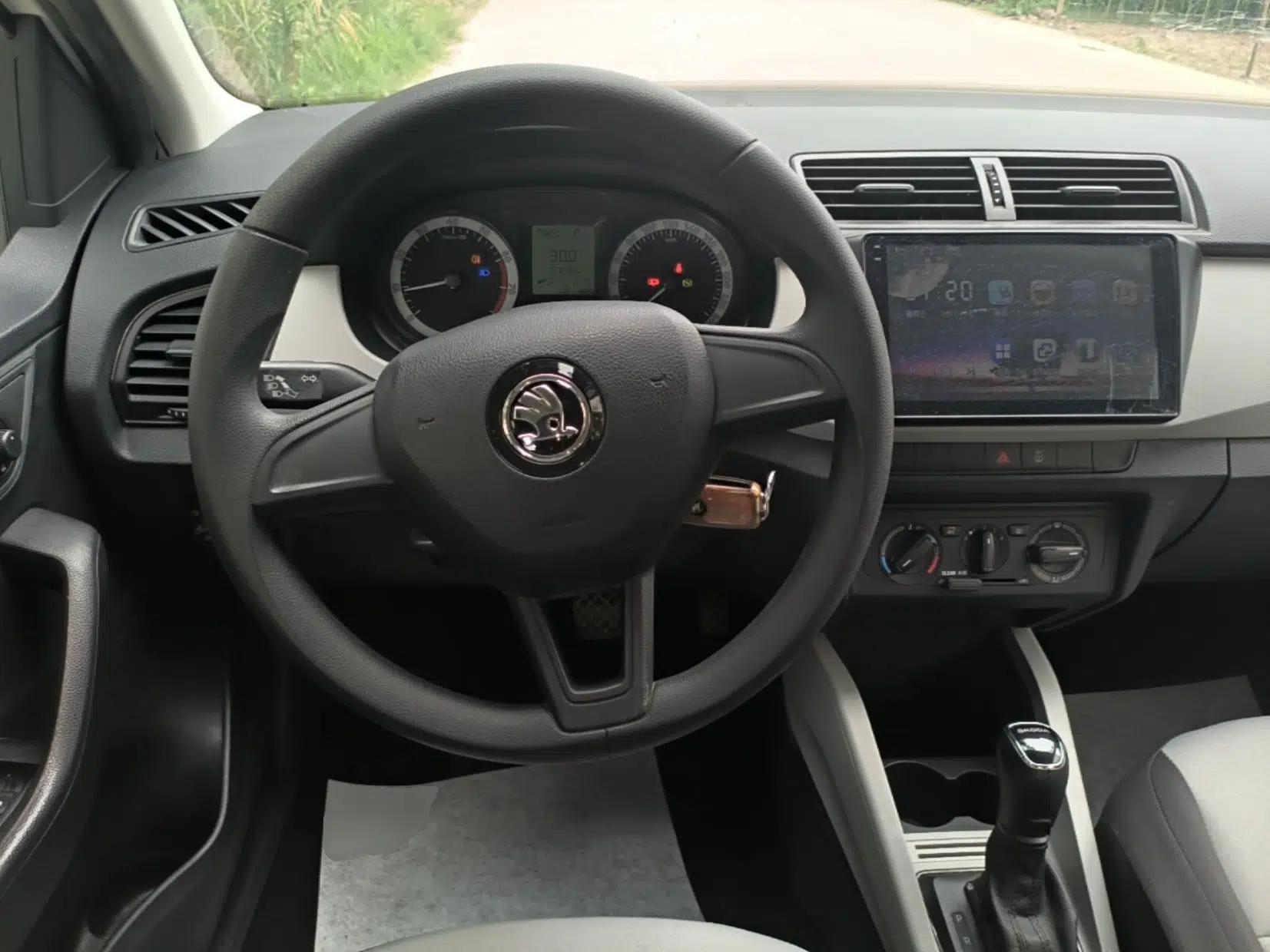 Skoda Fabia 2017 1.4L Automatic Car Enjoy Edition — миниатюра 13