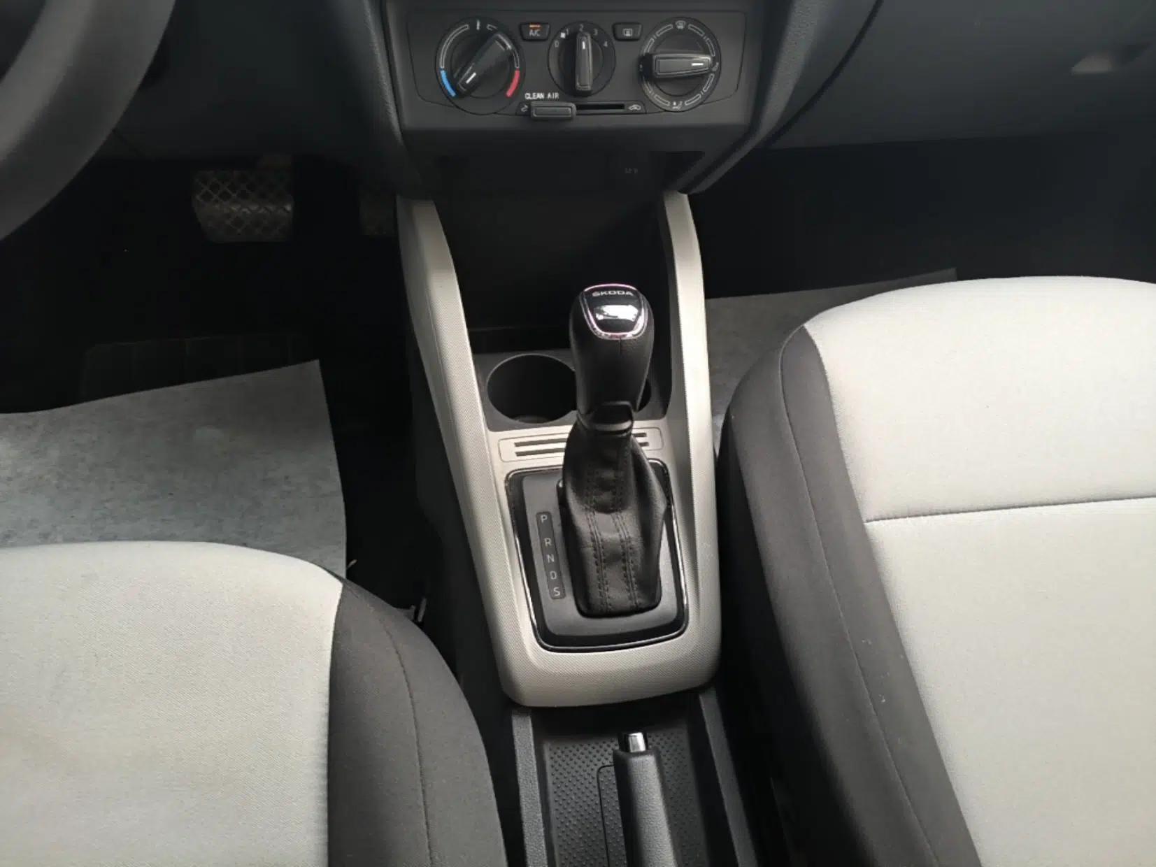 Skoda Fabia 2017 1.4L Automatic Car Enjoy Edition — миниатюра 16