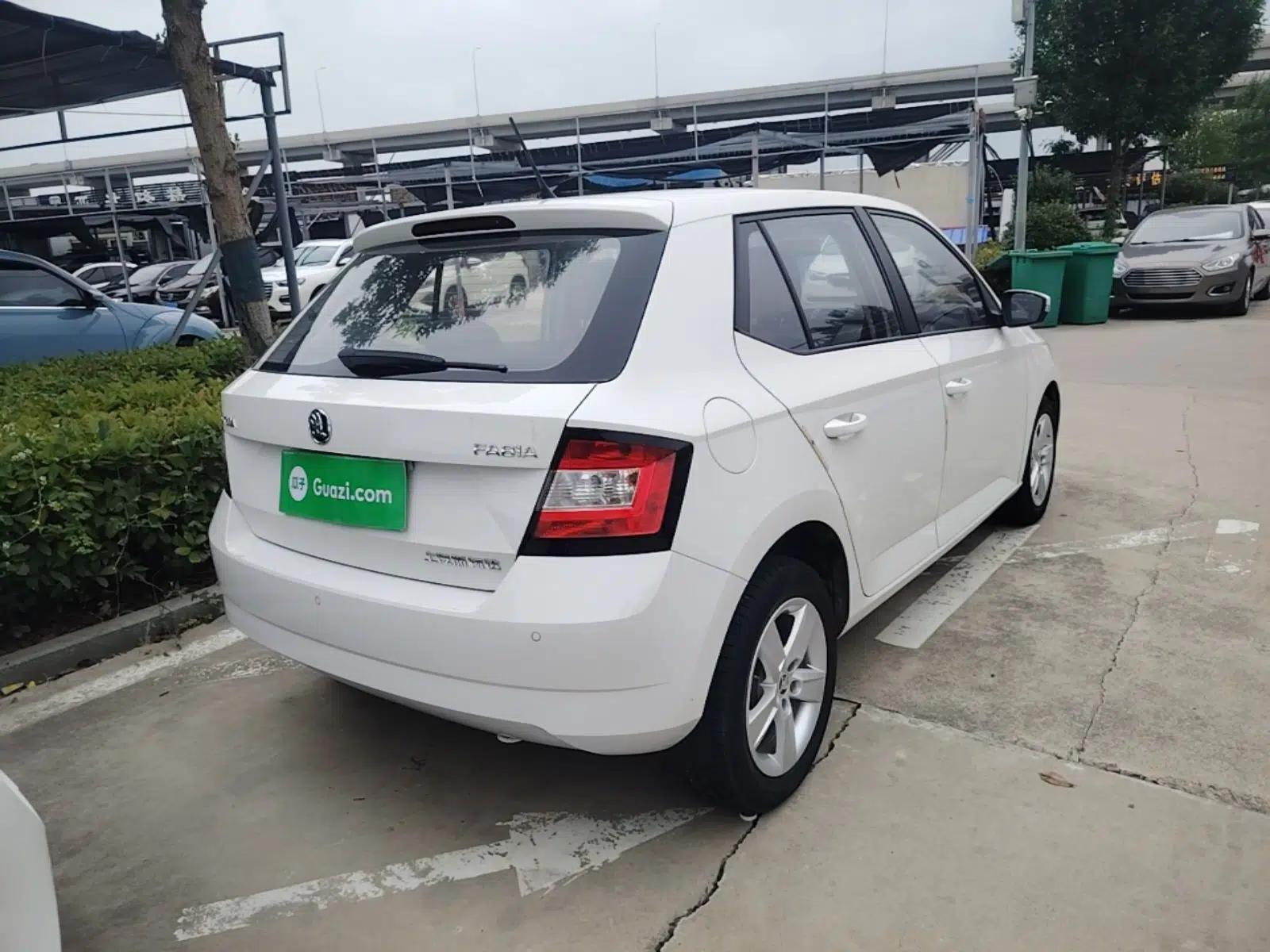 Skoda Fabia 2017 1.4L Automatic Car Enjoy Edition — миниатюра 6