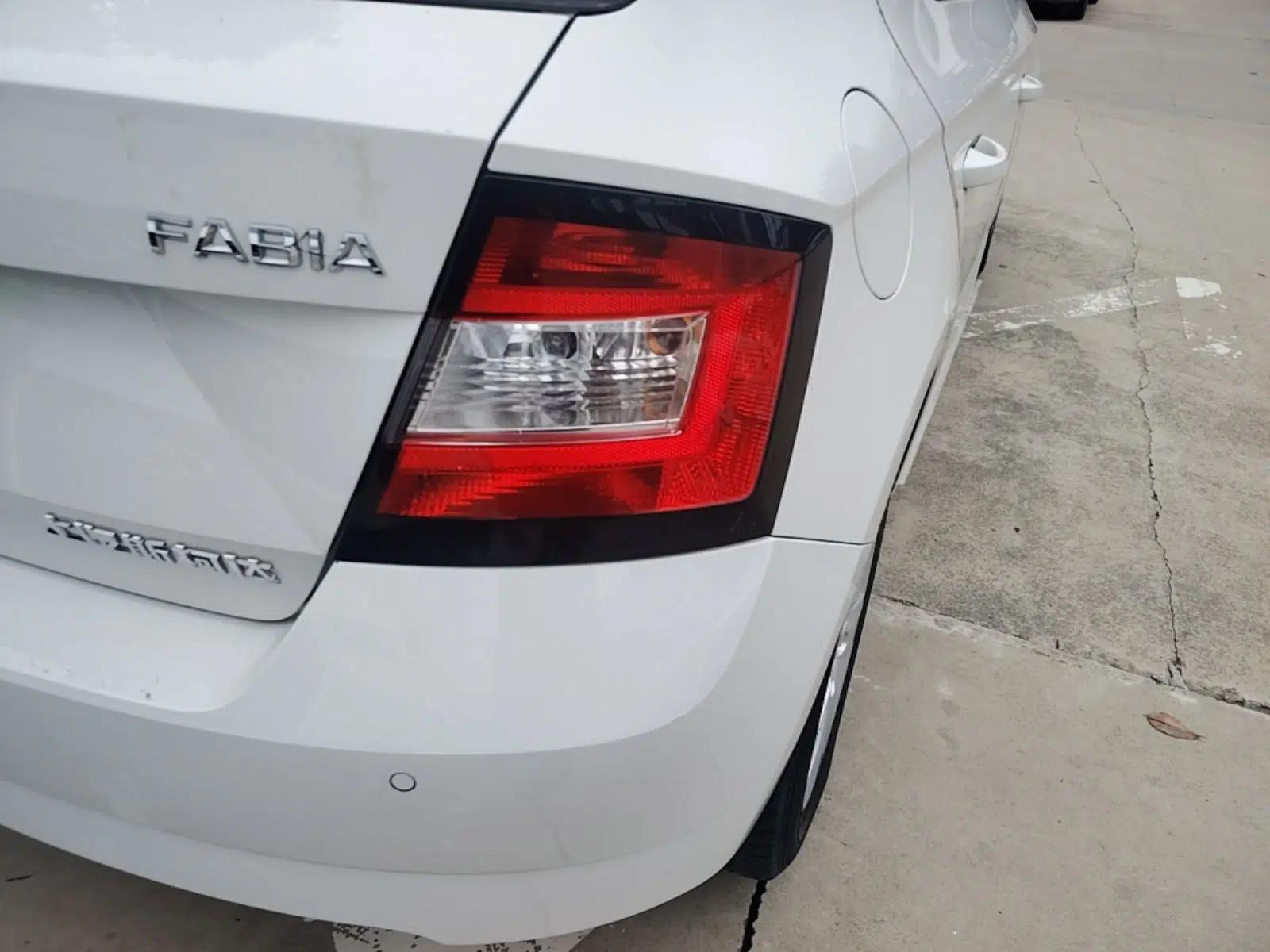 Skoda Fabia 2017 1.4L Automatic Car Enjoy Edition — миниатюра 9