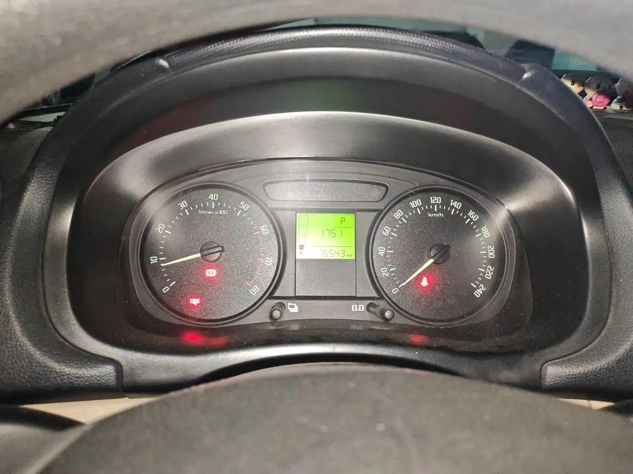 Skoda Fabia 2012 1.4L Automatic Crystal Edition — миниатюра 11