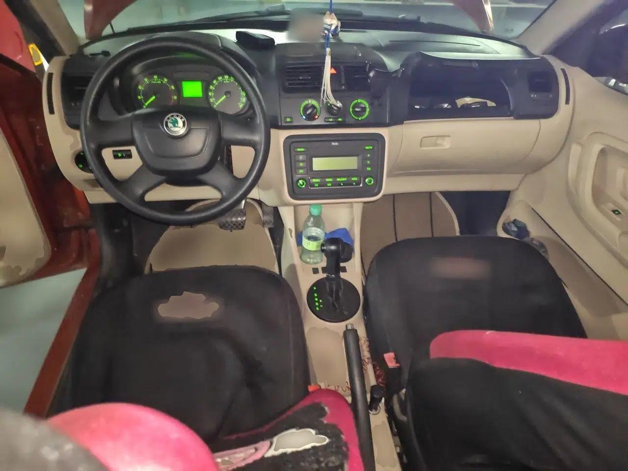 Skoda Fabia 2012 1.4L Automatic Crystal Edition — миниатюра 9