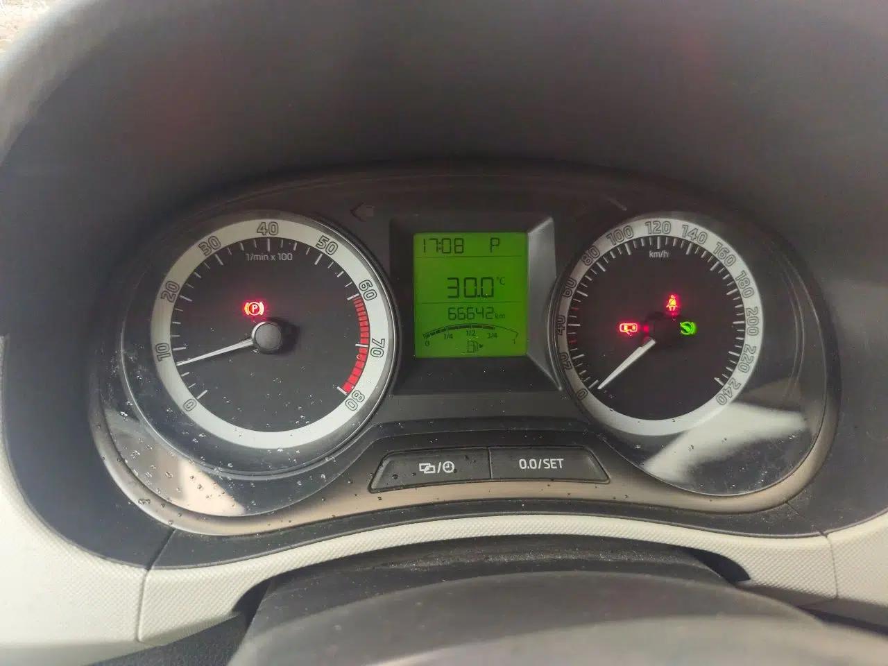 Skoda Fabia 2016 1.4L Automatic Car Enjoy Edition — миниатюра 11