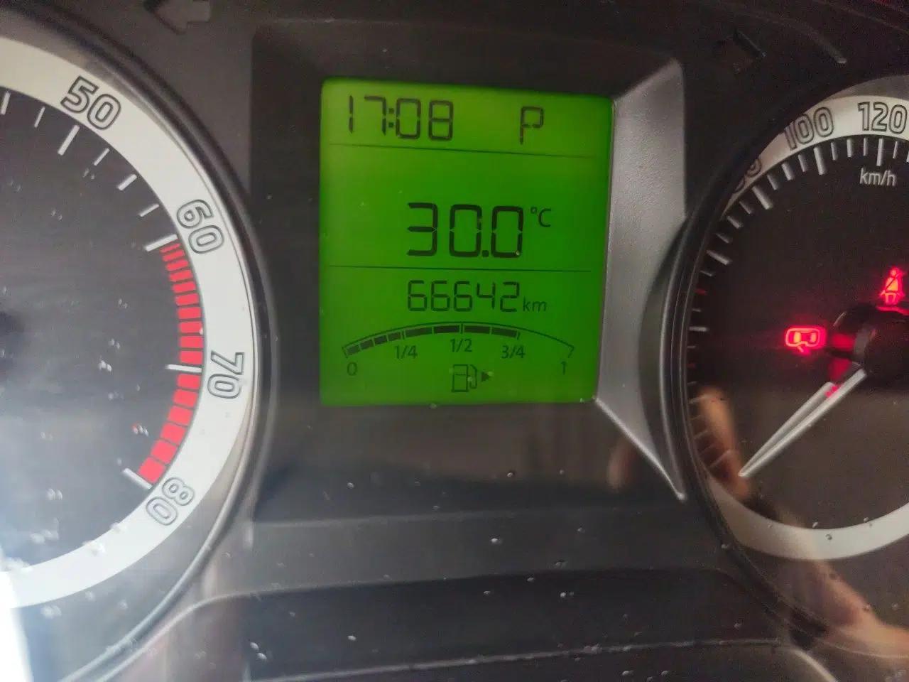 Skoda Fabia 2016 1.4L Automatic Car Enjoy Edition — миниатюра 12