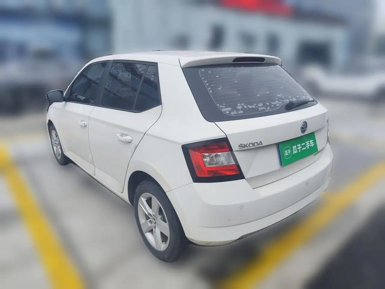 Skoda Fabia 2016 1.4L Automatic Car Enjoy Edition — миниатюра 4