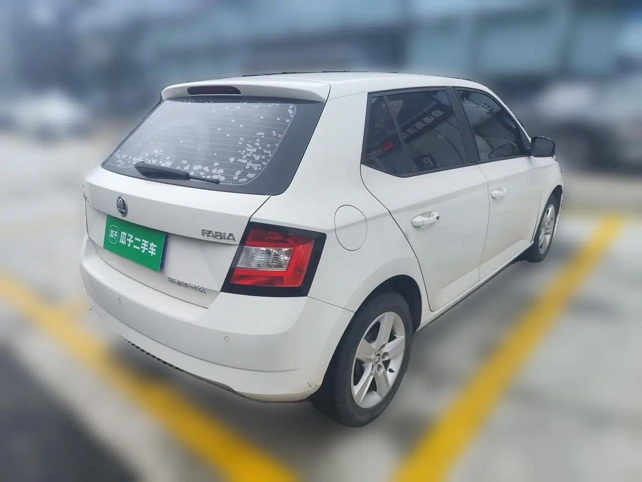 Skoda Fabia 2016 1.4L Automatic Car Enjoy Edition — миниатюра 6