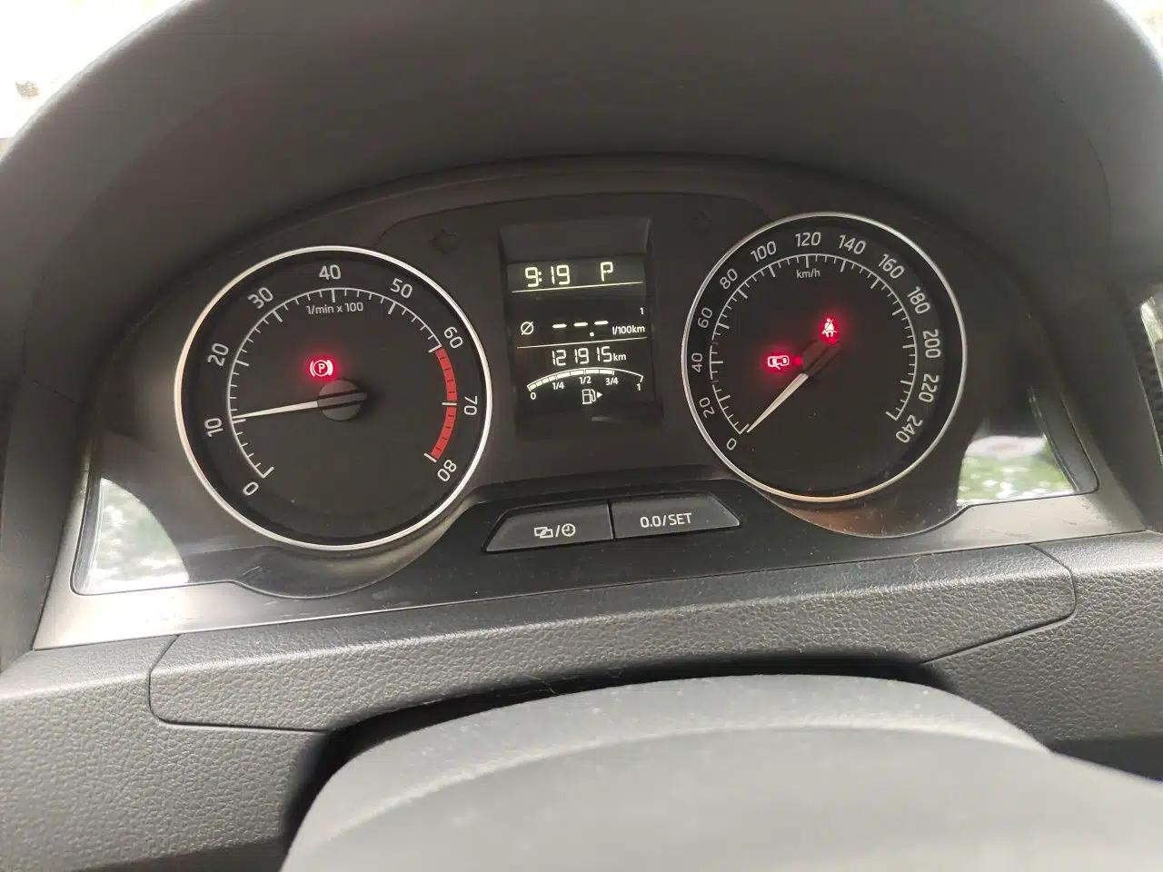 Skoda Rapid Spaceback 2016 Revised 1.6L Automatic Smart Drive Version — миниатюра 12