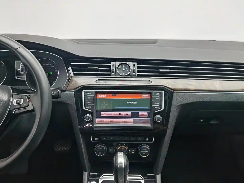 2017 Volkswagen Passat 330TSI DSG Luxury — миниатюра 12