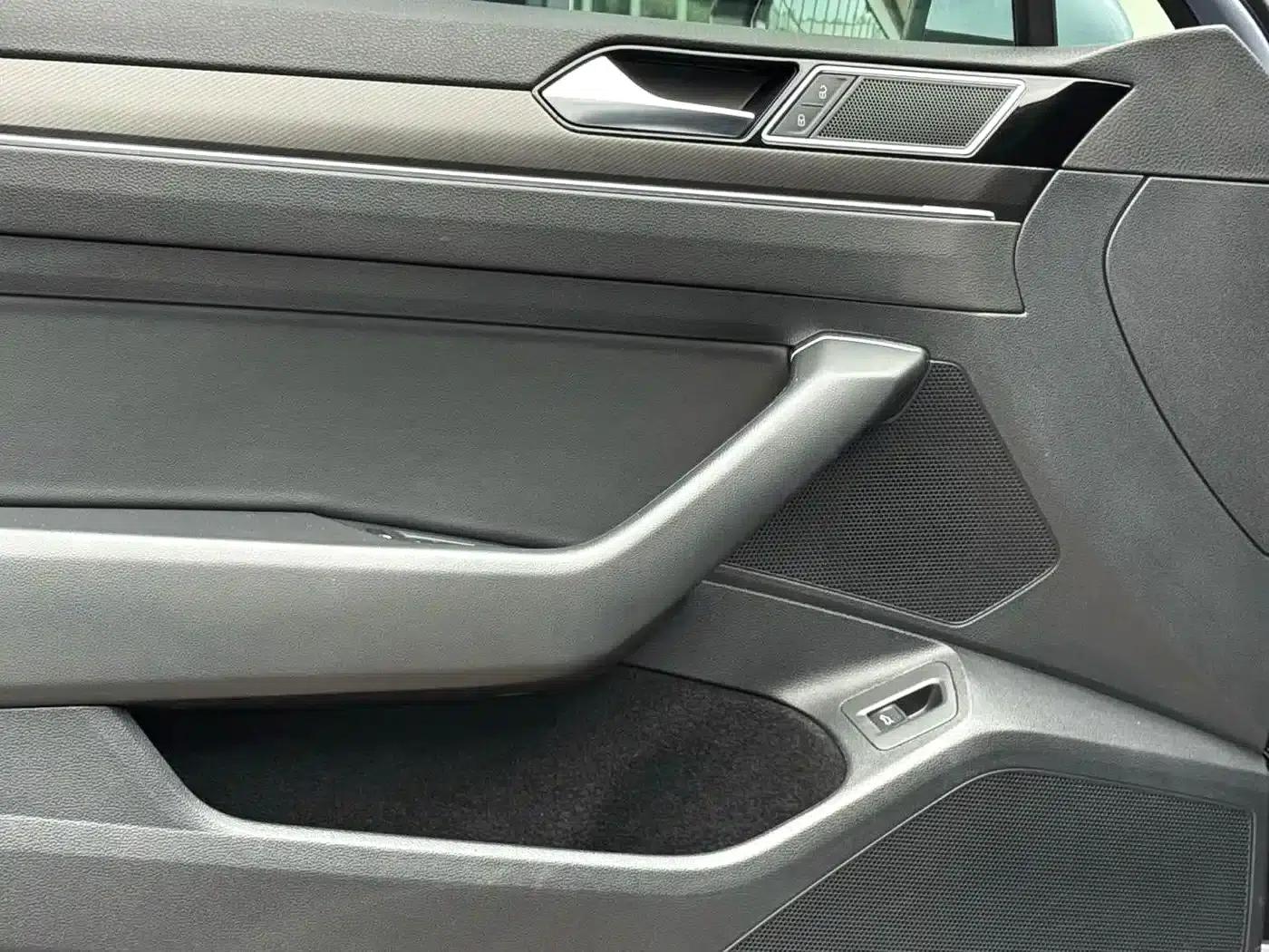 2020 Volkswagen Passat 330TSI DSG Luxury — миниатюра 3