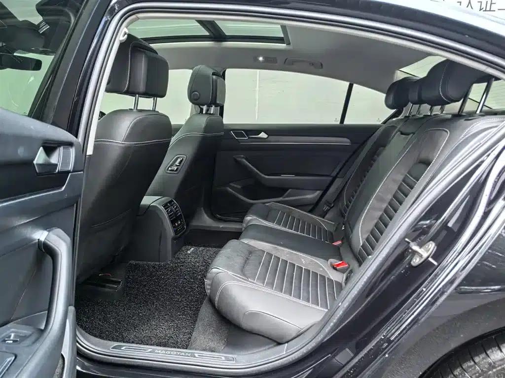 2020 Volkswagen Passat 330TSI DSG Leading Edition — миниатюра 13
