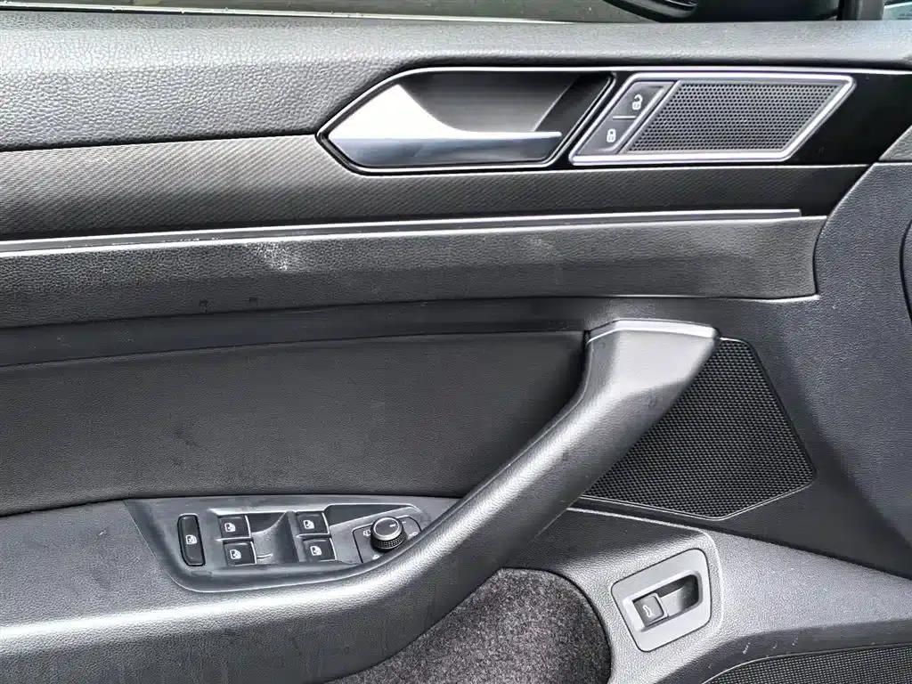 2020 Volkswagen Passat 330TSI DSG Leading Edition — миниатюра 17