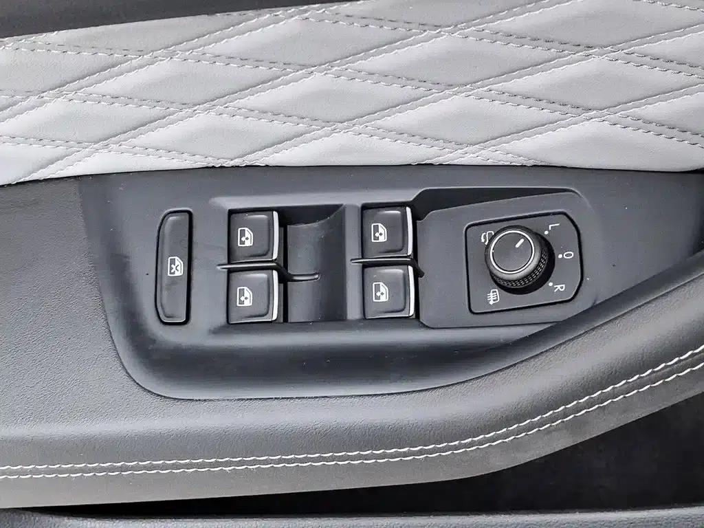 Volkswagen Magotan 2023 2 Millionth Unit Commemorative Edition 330TSI DSG Leading Model — миниатюра 9