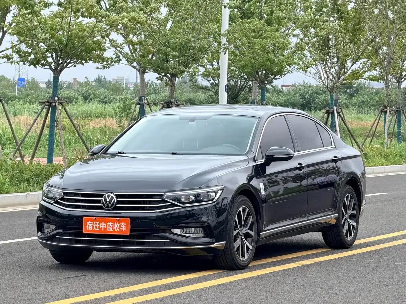 2020 Volkswagen Passat 330TSI DSG Leading Edition — миниатюра 1