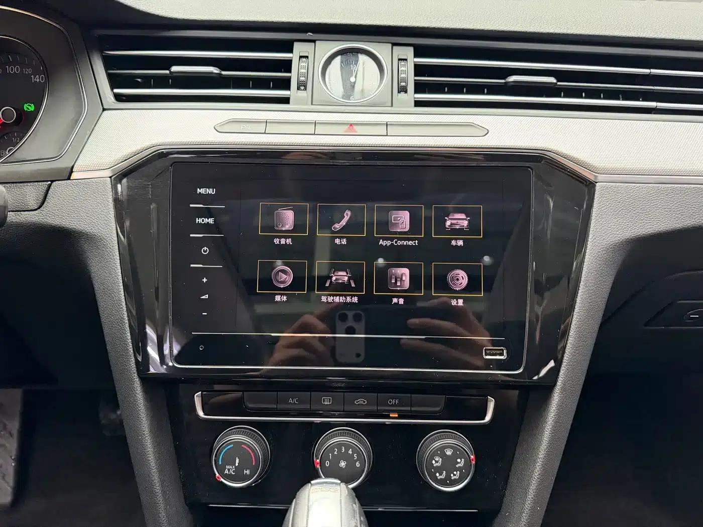 Magotan 2023 2 Millionth Unit Commemorative Edition 280TSI DSG Leading Model — миниатюра 12