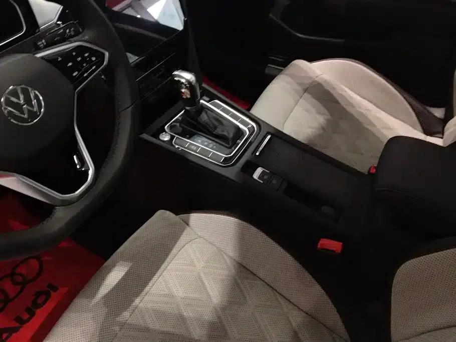 2020 Volkswagen Passat 330TSI DSG Luxury — миниатюра 16