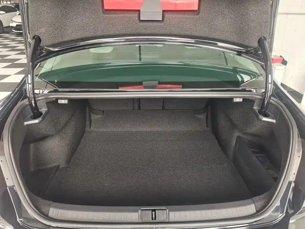Volkswagen Magotan 2023 2 Millionth Unit Commemorative Edition 330TSI DSG Luxury — миниатюра 15