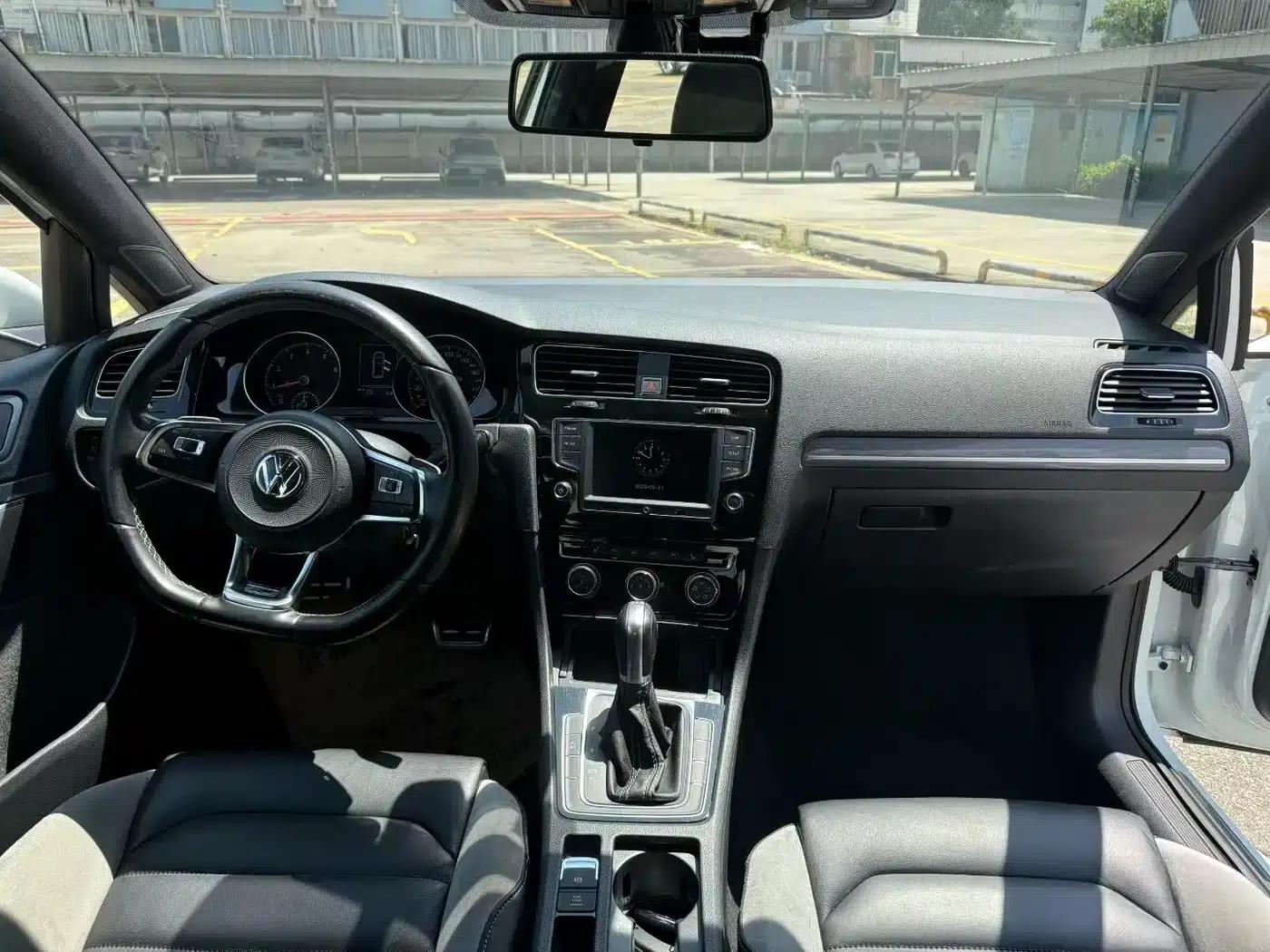 2017 Golf 280TSI Automatic R-Line Millionth Unit Edition — миниатюра 4