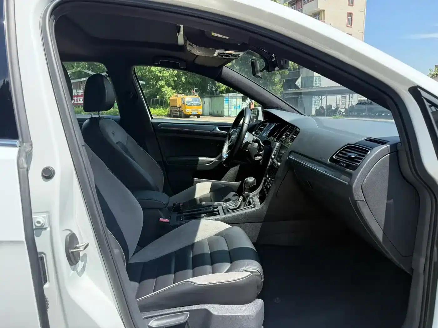 2017 Golf 280TSI Automatic R-Line Millionth Unit Edition — миниатюра 7