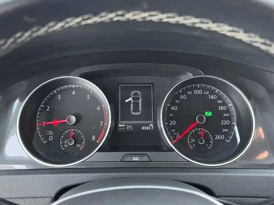 2017 Golf 230TSI Automatic Comfort Millionth Unit Commemorative Edition — миниатюра 14