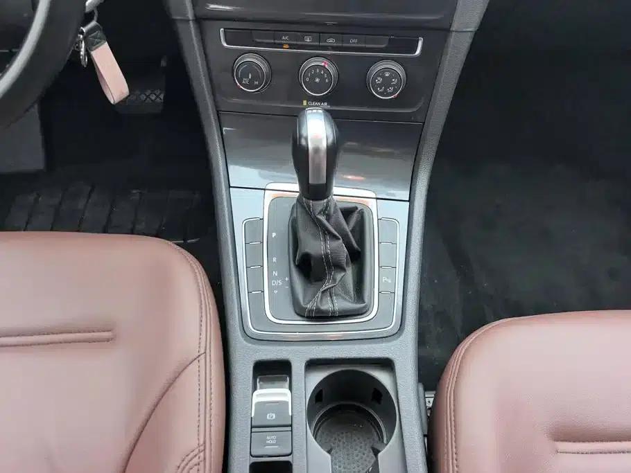 2017 Golf 230TSI Automatic Comfort Millionth Unit Commemorative Edition — миниатюра 16