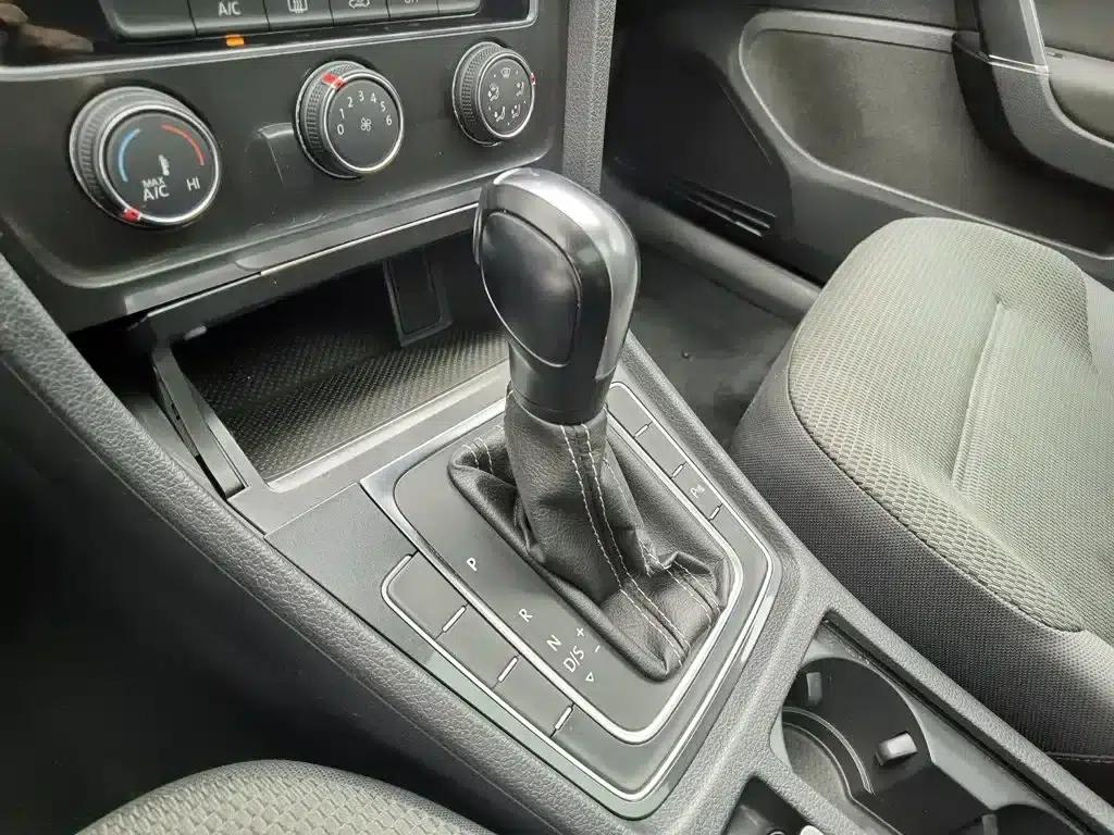 2017 Golf 1.6L Automatic Comfort Millionth Unit Commemorative Edition — миниатюра 13